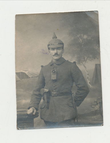 Soldat Militär mit Pistolentasche Luger 08 und Taschenlampe Pickelhaube - kleines Original Foto WK1