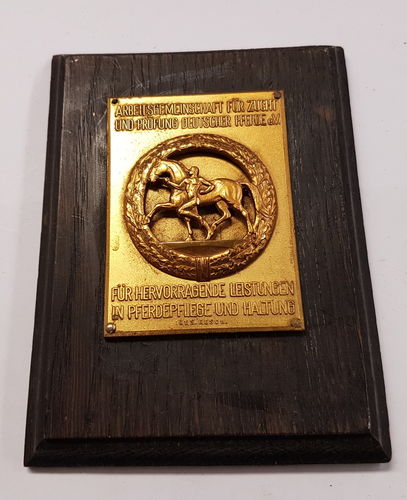 Goldene Verdienst Plakette für hervorragende Leistungen in Pferdepflege und Haltung