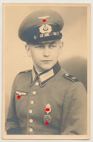 Portrait Foto WH Soldat Inf Rgt 49 mit Infanterie Sturmabzeichen & HJ Hitlerjugend Leistungsabz. WK2