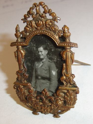 Gerahmtes kleines Bildchen Eines Wehrmacht Soldaten Foto in patriotischen Metall Rahmen