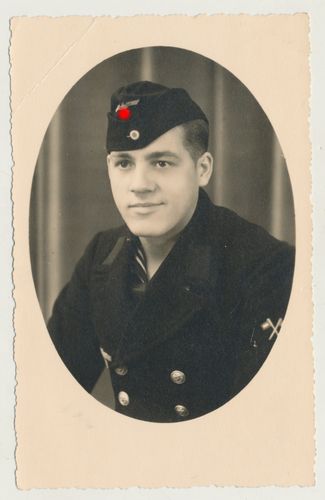 Kriegsmarine Soldat mit KM Schiffchen Mütze und Tätigkeitsabzeichen - Original Portrait Foto WK2