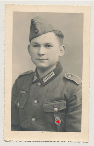 Portrait Foto Wehrmacht Soldat mit HJ Hitlerjugend Leistungsabzeichen WK2