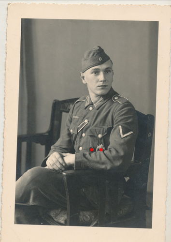 Gefreiter Wehrmacht mit Infanterie Sturmabzeichen & Verwundetenabzeichen EK2 Band Portrait Foto WK2
