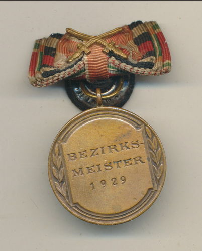 Medaille Bezirksmeister 1929 an Knopflochspange WK1