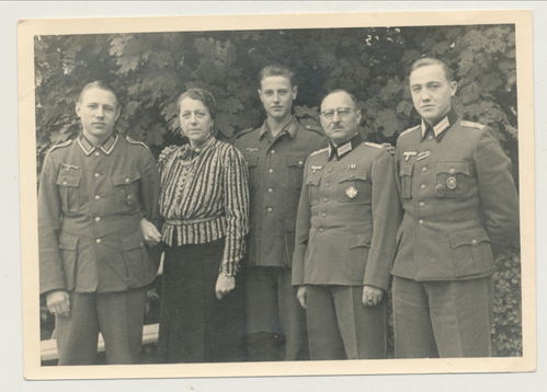 Offiziere Wehrmacht mit Orden KVK 1. Klasse Sportabzeichen Verwundetenabzeichen - Original Foto