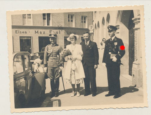 Schwarze SS - Original Foto mit SS - Kettendolch Ärmelband in Bad Aibling - vor Laden Max Faul WK2
