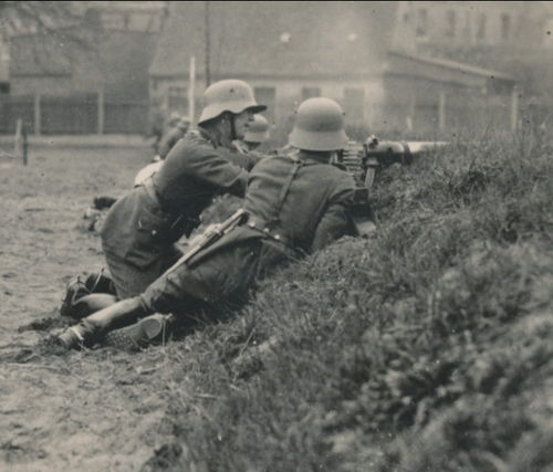 MG Maschinengewehr Stellung Soldat mit Kavallerie Stahlhelm Ohren Ausschnitt 1928