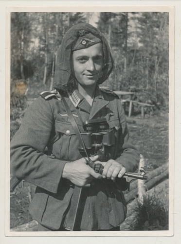 Unteroffizier Wehrmacht mit MP40 Maschinenpistole Sumpf Mosquito oder Tarnhaube - Original Foto WK2