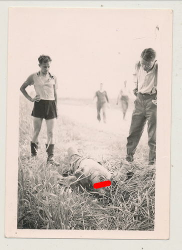 Schlachtfeld Foto deutsche Soldaten bei gefallenen toten Soldaten Tod - Original Foto WK2
