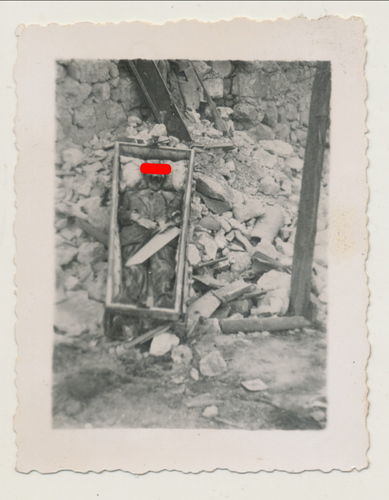 Schlachtfeld Foto in Trümmern Sarg mit Toten Tod - Original Foto WK2