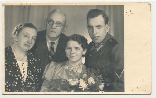 Familien Portrait Foto Wehrmacht Soldat - Original Portrait Foto WK2