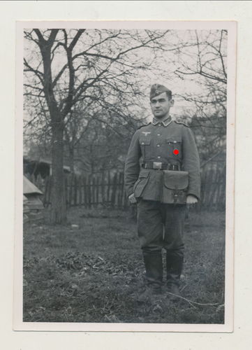 Wehrmacht Soldat mit Kartentasche Ausrüstung - Original Foto WK2