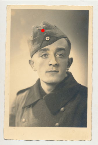 Wehrmacht Soldat mit Mütze Schiffchen und Mantel - Original Portrait Foto WK2