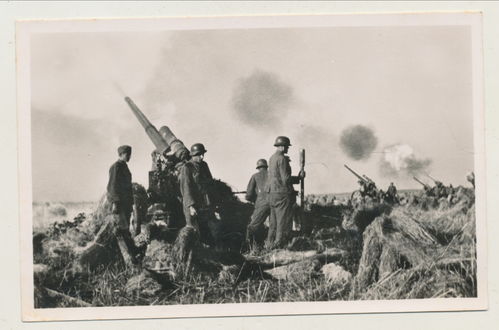 Feldhaubitze Geschütz feuert deutsche Wehrmacht - Original Postkarte WK2