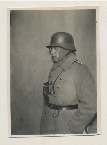 Original Foto Soldat mit WK1 Stahlhelm