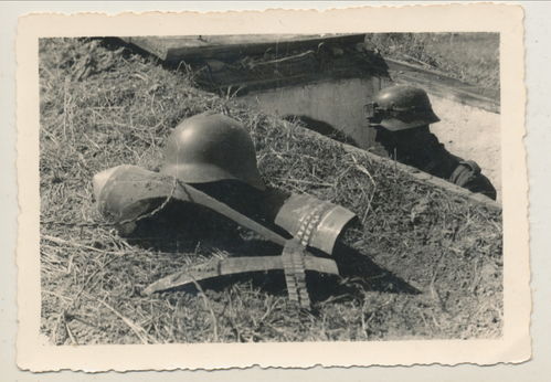 Schützengraben deutsche Wehrmacht Soldat und Ausrüstung Beute - Original Foto WK2