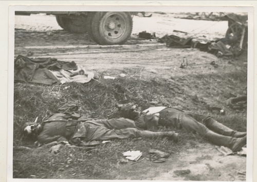 Schlachtfeld Foto gefallene tote Soldaten - Original Foto WK2