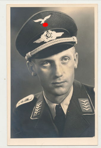 Portrait Foto Luftwaffe Feldwebel mit Mannschafts Schirmmütze / Mützen OFFIZIERS Kordel WK2