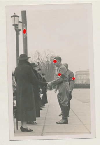 Original Foto Adolf Hitler begrüsst Frauen 3. Reich schönes grosses Foto im Postkarten - Format