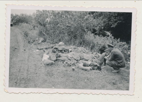 Verwundete Sowjet Russen am Strassenrand Durchbruch bei Uman Russland - Original Foto WK2
