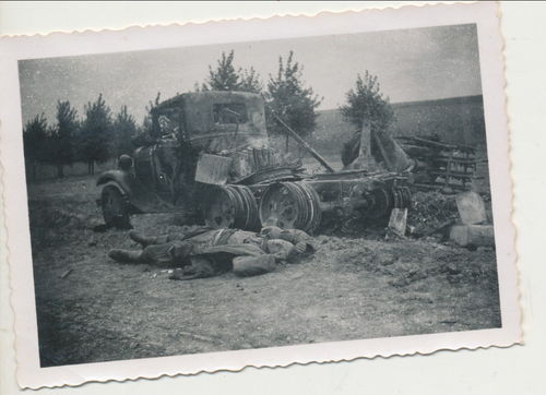 Schlachtfeld dt Wehrmacht Original Foto gefallener Soldat bei Fahrzeug WK2