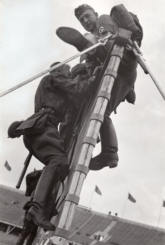 Presse Foto deutsche Wehrmacht Wehrgeist klettern Übungen mit Ausrüstung WK2