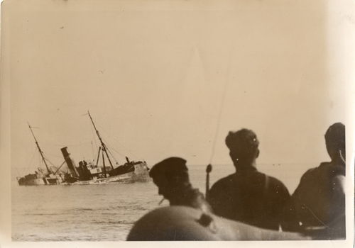 Presse Foto deutsche Kriegsmarine versenkter Dampfer kurz vor Küste 1942