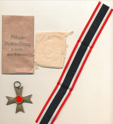 KVK Kriegsverdienstkreuz OHNE Schwerter Hersteller Punze "1" im Bandring in Verleihungstüte Deschler