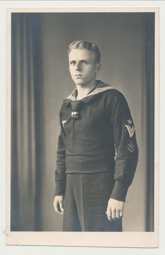 Kriegsmarine Soldat mit Arm Abzeichen Rang & Tätigkeitsabzeichen WK2 Original Foto