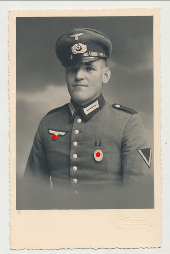 Deutsche Wehrmacht Soldat mit Orden Verwundetenabzeichen Silber Ostmedaille Feldspange Portrait Foto