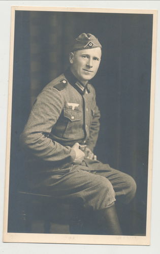 Wehrmacht Soldat mit Schiffchen Mütze - Original Portrait Foto WK2