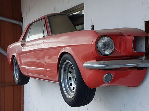 Oldtimer Ford Mustang Baujahr 1965 - Wand Dekoration Karosse halbiertes Auto ..