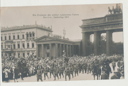 Die Eroberer der ersten russischen Fahne Berlin Sedantag 1914 - Original Postkarte
