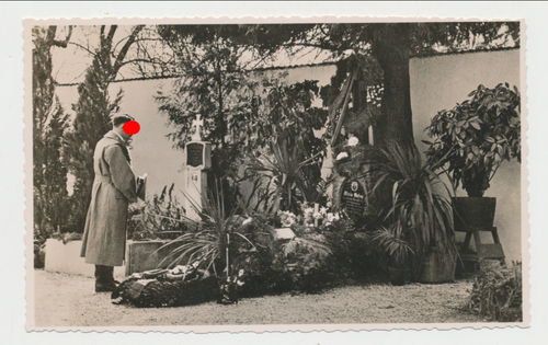 Adolf Hitler am Grab seiner Eltern in Leonding - Original Postkarte 3. Reich