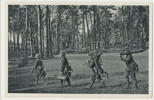 Deutsche Wehrmacht Infanterie mit MG Maschinengewehr vorgehend - Original Postkarte WK2