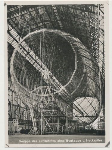 Zeppelin Luftschiff im Bau Gerippe des Luftschiffes in Halle - Original Postkarte