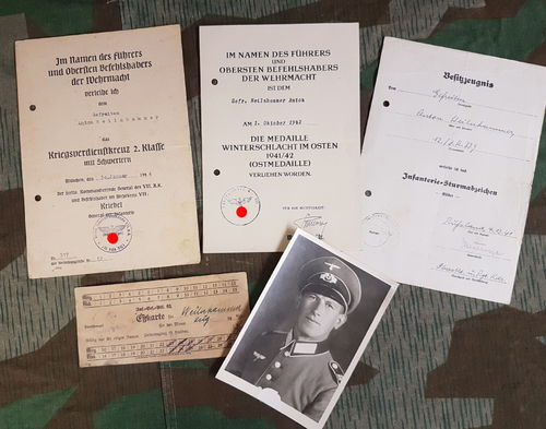 Urkunden Gruppe 12./ Inf. Rgt 339 Infanterie Sturmabzeichen Ostmedaille KVK Kriegsverdienstkreuz WK2