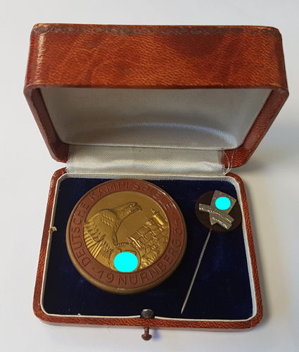 Nürnberg deutsche Kampfspiele 1934 Hutschenreuther Porzellan Medaille und Miniatur auf Bernstein