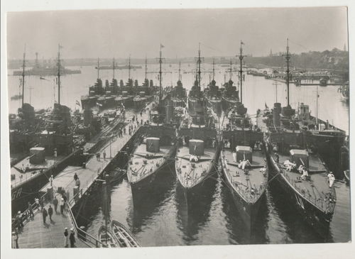 Kriegsmarine Torpedo Boot Flottille im Hafen - Original Postkarte WK2