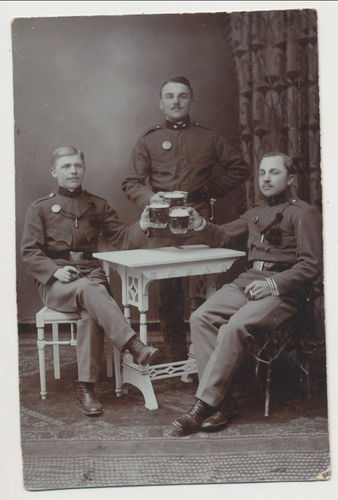 KuK Militär Österreich Studio Atelier Aufnahme Soldaten Foto von 1911 mit Bierkrug