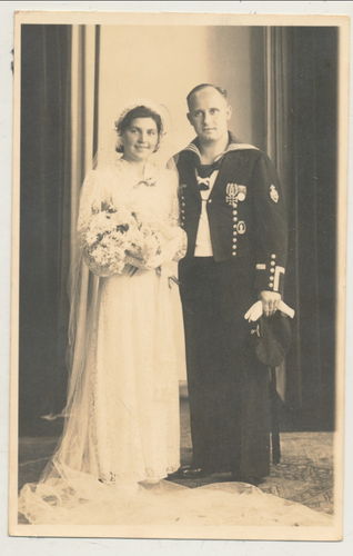 Kriegsmarine Hochzeits Foto mit Ordenspange EK2 1939 mit DA und Minensucher Kriegsabzeichen WK2