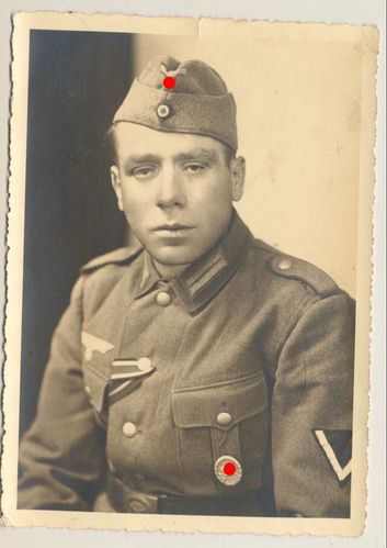 Wehrmacht Soldat mit Verrwundetenabzeichen Silber Ordensbänder EK2 Ostmedaille Portrait Foto WK2