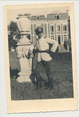 Wehrmacht Feldwebel in weisser Drillich Uniform Jacke mit Pistolentasche Original Foto WK2