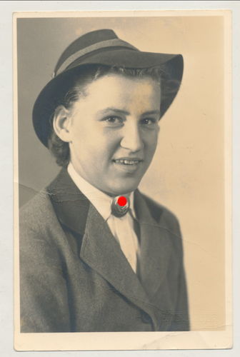 RAD RADwJ weibliche Jugend Original Portrait Foto mit Hut RAD Brosche Abzeichen signiert 1943