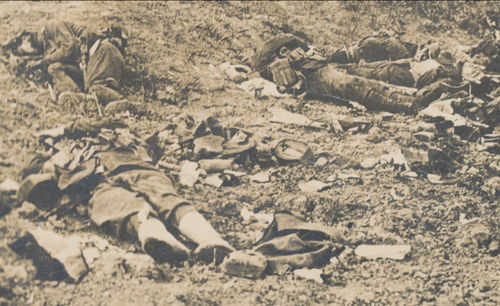Schlachtfeld Foto Tod gefallene Soldaten nach Kampf - Original Foto 1914/18