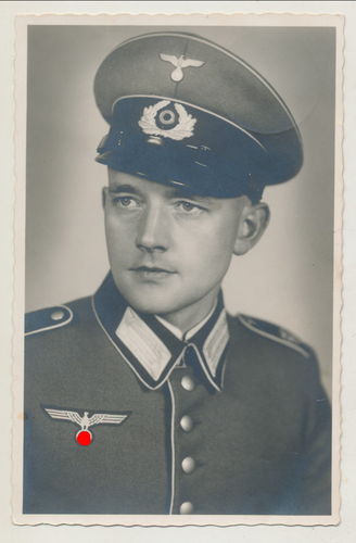 Wehrmacht Soldat mit Parade Uniform Schirmmütze KLEINER Adler - Original Portrait Foto WK2