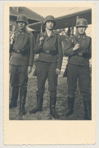 Luftwaffe Soldaten mit Stahlhelm Koppel Ausrüstung K98 Patronentaschen Original Foto WK2