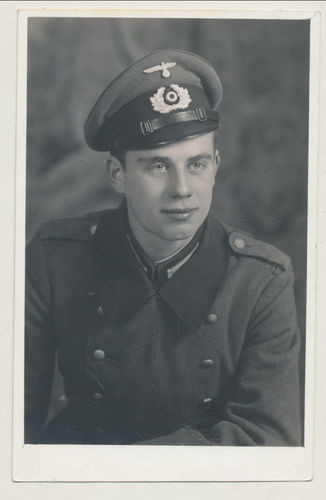 Deutsche Wehrmacht Soldat im Mantel Schirmmütze Original Portrait Foto WK2