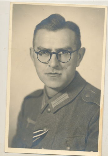 Wehrmacht Soldat mit Ordensbändern zum EK2 Eisernes Kreuz & Ostmedaille - Original Portrait Foto WK2
