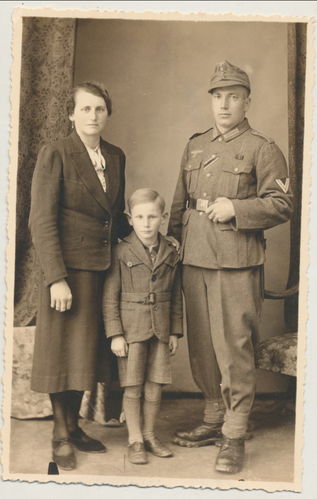 Wehrmacht Gebirgsjäger mit Bergschuhen Ordensband Feldspange Familien Portrait Foto WK2